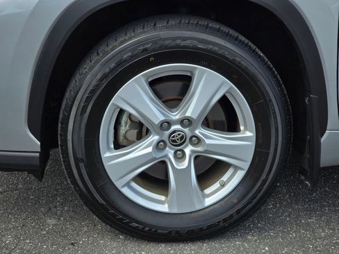 Used 2021 Toyota Highlander LE image 11