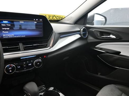 Used 2025 Chevrolet Trax LT FWD image 21