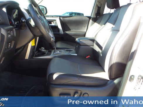 Used 2017 Toyota 4Runner SR5 Premium image 9