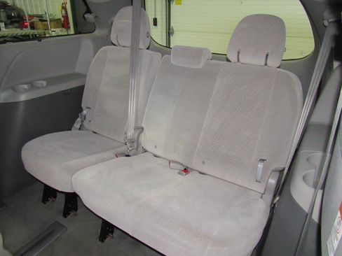 Used 2016 Toyota Sienna LE image 27