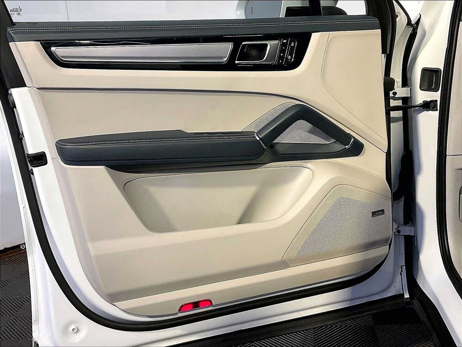 Certified 2023 Porsche Cayenne Platinum Edition AWD/4WD image 25