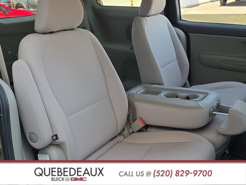 Used 2018 Kia Sedona LX image 24