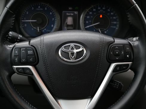 Used 2018 Toyota Sienna XLE w/ XLE Navigation Package AWD/4WD image 22