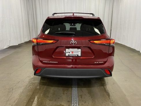 Certified 2021 Toyota Highlander XLE image 5