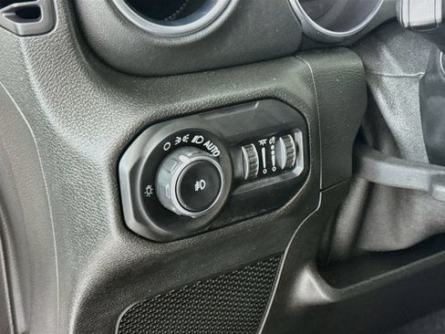 Used 2018 Jeep Wrangler Unlimited Sahara AWD/4WD image 11
