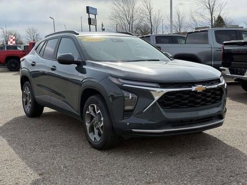 Used 2025 Chevrolet Trax LT image 4