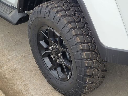 New 2025 Jeep Gladiator Sport image 5