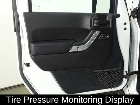 Used 2016 Jeep Wrangler Rubicon w/ Power Convenience Group image 16