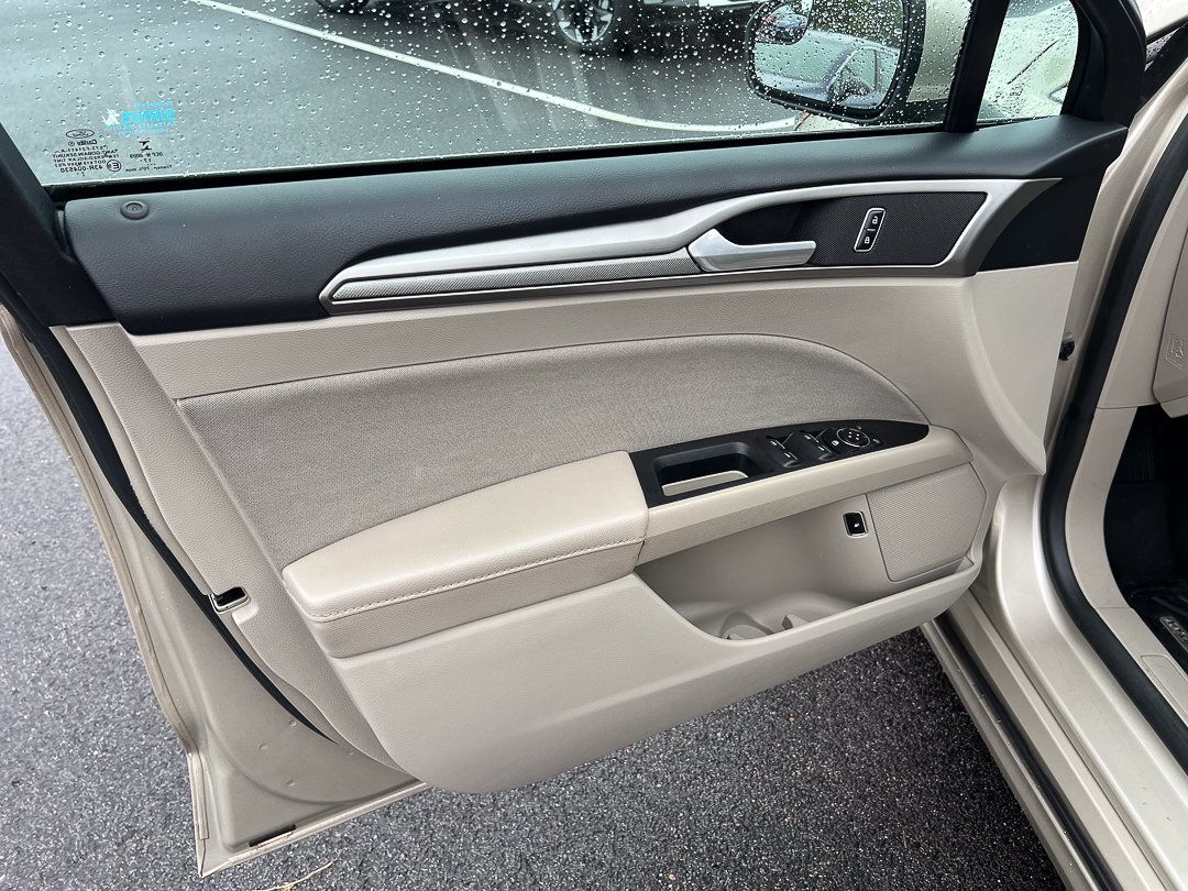 Used 2018 Ford Fusion SE FWD image 12