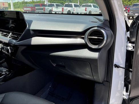 Used 2025 Chevrolet Trax ACTIV FWD image 17
