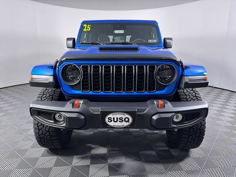Used 2025 Jeep Gladiator Mojave w/ Convenience Group AWD/4WD image 2