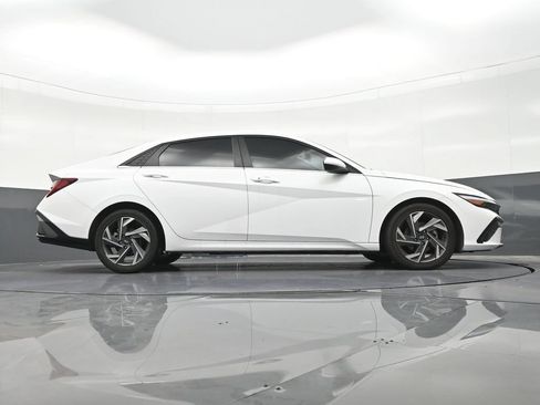 Used 2025 Hyundai Elantra SEL FWD image 28
