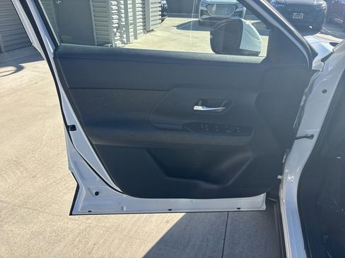 Used 2025 Nissan Kicks SV image 10