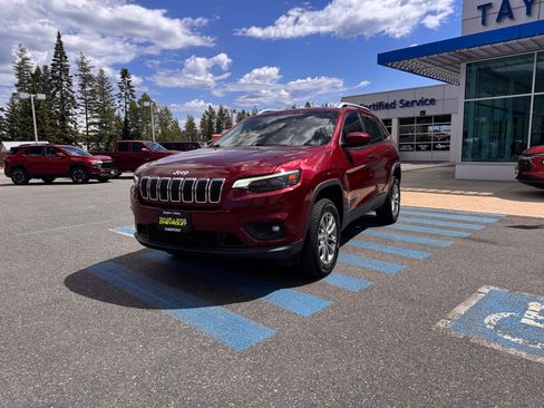 Used 2019 Jeep Cherokee Latitude Plus w/ Comfort/Convenience Group AWD/4WD image 3