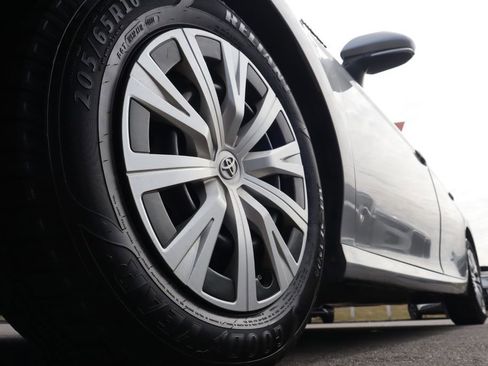 Used 2019 Toyota Camry LE w/ Sunroof Package image 9