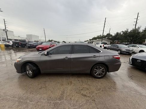 Used 2015 Toyota Camry SE w/ Moonroof Package FWD image 8