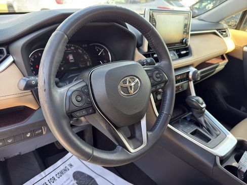 Used 2019 Toyota RAV4 Limited w/ Cold Weather Package FWD image 34