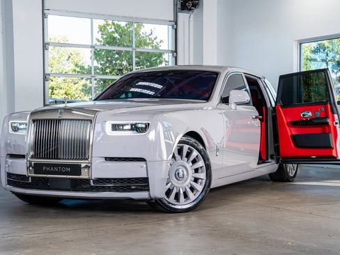 Used 2022 Rolls-Royce Phantom Sedan image 2