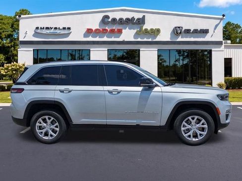 Used 2022 Jeep Grand Cherokee Limited AWD/4WD image 3