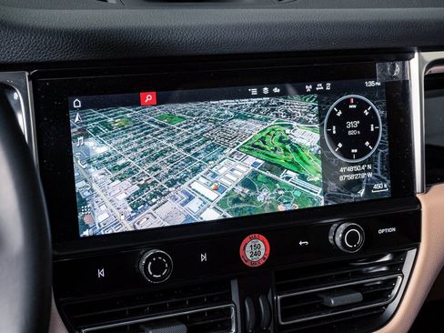 Certified 2025 Porsche Macan image 22