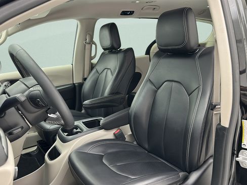 Used 2023 Chrysler Pacifica Touring-L AWD/4WD image 14