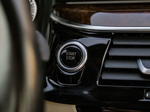 Used 2019 BMW 530e w/ Convenience Package image 20