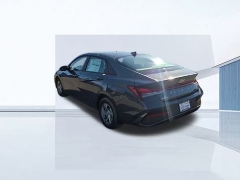 Used 2025 Hyundai Elantra SE image 7