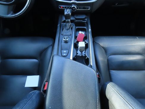 Used 2018 Volvo XC60 T5 Momentum w/ Vision Package image 9