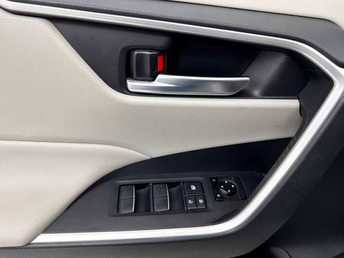 Used 2019 Toyota RAV4 XLE Premium image 30