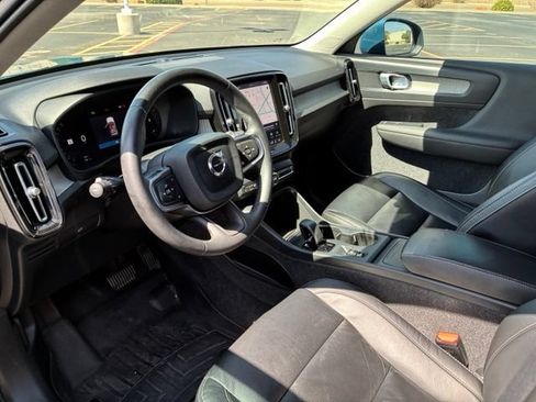 Used 2023 Volvo XC40 B4 Core w/ Convenience Package FWD image 12