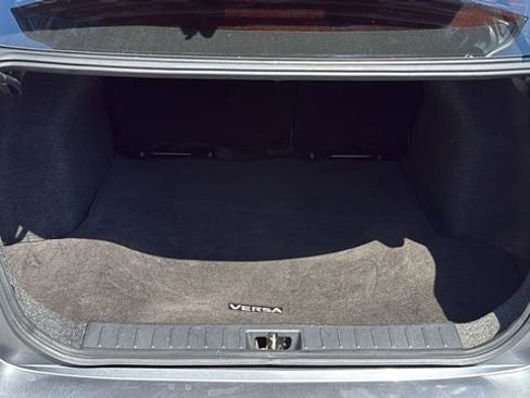 Used 2021 Nissan Versa SV FWD image 9