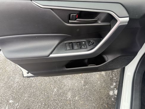 Used 2022 Toyota RAV4 LE image 21