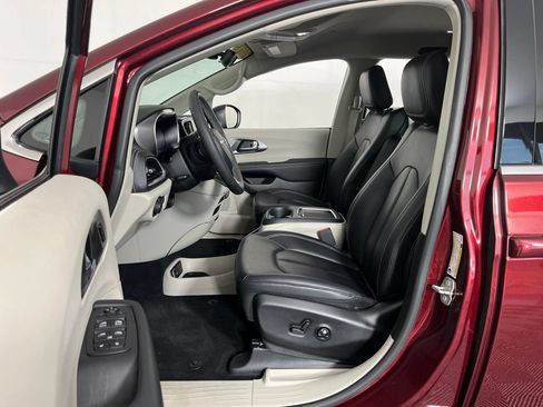 Used 2023 Chrysler Pacifica Touring-L FWD image 27
