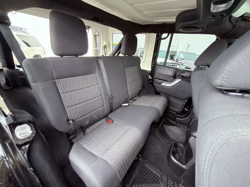 Used 2012 Jeep Wrangler Unlimited Rubicon w/ Max Tow Pkg AWD/4WD image 11