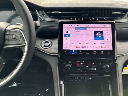 New 2025 Jeep Grand Cherokee Limited w/ Luxury Tech Group II image 18