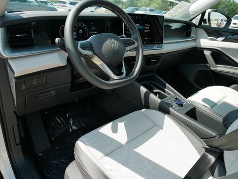 New 2025 Volkswagen Tiguan SE image 5