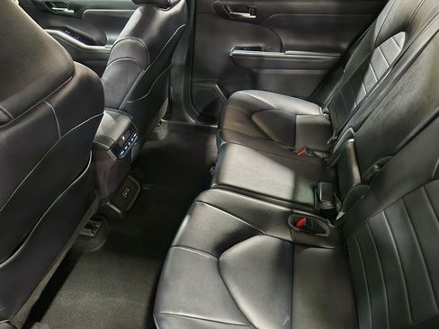 Used 2022 Toyota Highlander XLE image 53