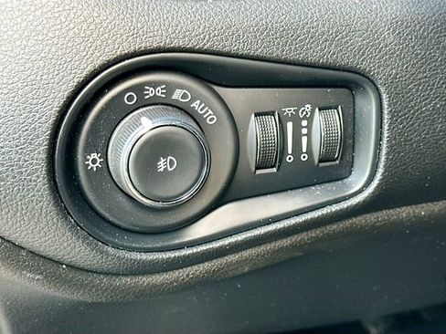 Used 2019 Jeep Renegade Latitude w/ Popular Equipment Group image 10