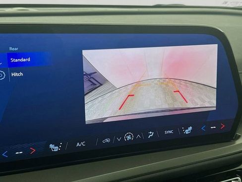 Used 2025 Chevrolet Traverse LT image 16