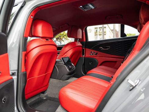 Used 2022 Bentley Flying Spur V8 image 33