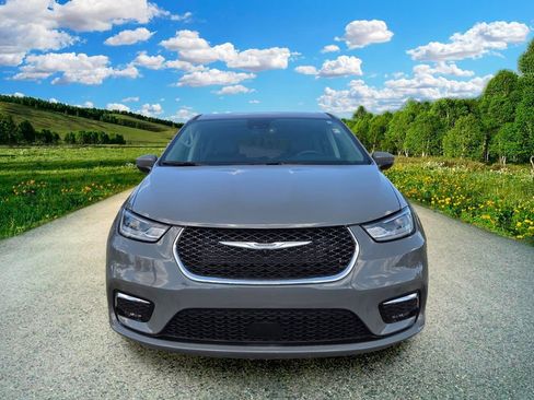 Used 2023 Chrysler Pacifica Touring-L FWD image 8