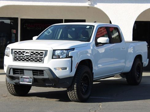 Used 2022 Nissan Frontier SV image 1