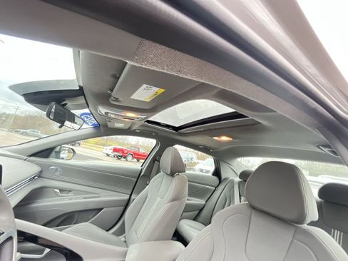 Used 2025 Hyundai Elantra SEL image 22