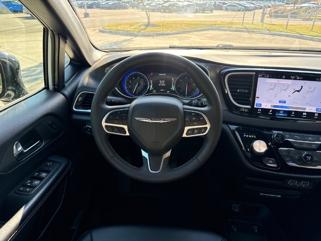 Used 2025 Chrysler Pacifica Select FWD image 19