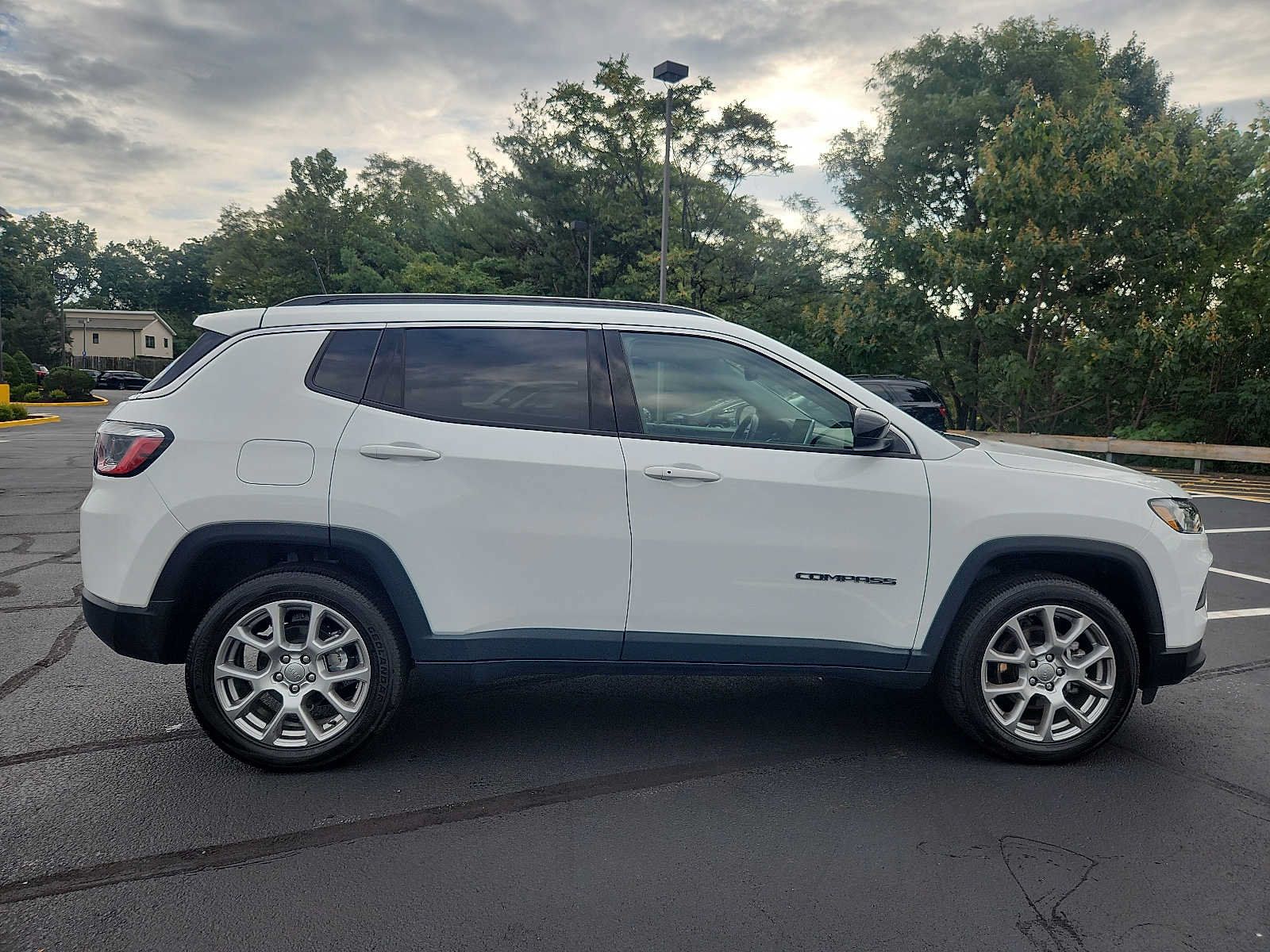 Used 2022 Jeep Compass Latitude w/ Sun and Sound Group AWD/4WD image 7