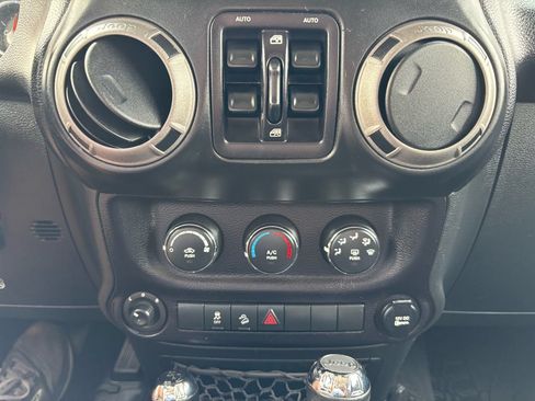 Used 2015 Jeep Wrangler Unlimited Sport w/ Quick Order Package 24S AWD/4WD image 29