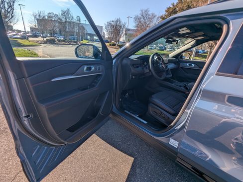 Used 2025 Ford Explorer ST-Line w/ Premium Package image 8