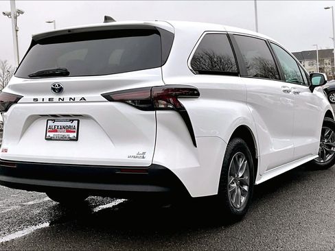 Used 2024 Toyota Sienna LE image 12