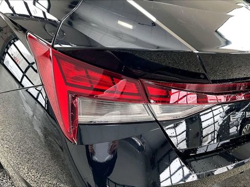 Used 2023 Hyundai Elantra Limited image 31