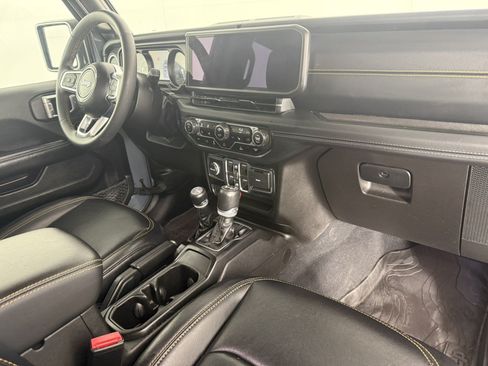 Used 2024 Jeep Wrangler Unlimited Sahara w/ Technology Group AWD/4WD image 11